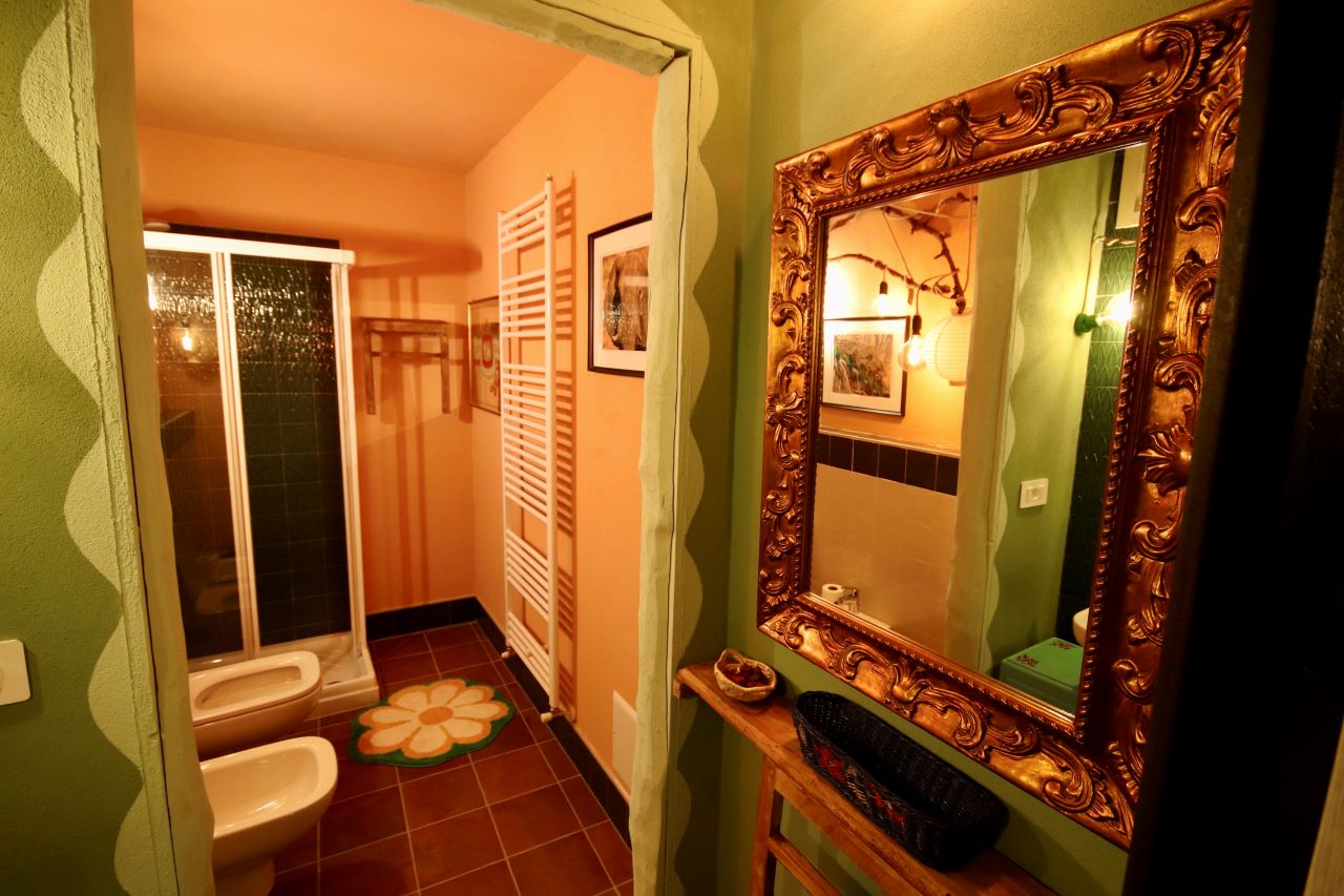 Vista del secondo bagno e poltrona letto