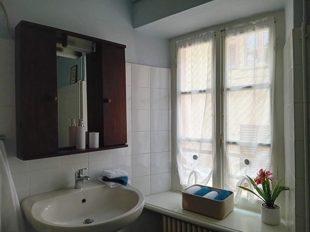 Bagno moderno del monolocale in piazzetta