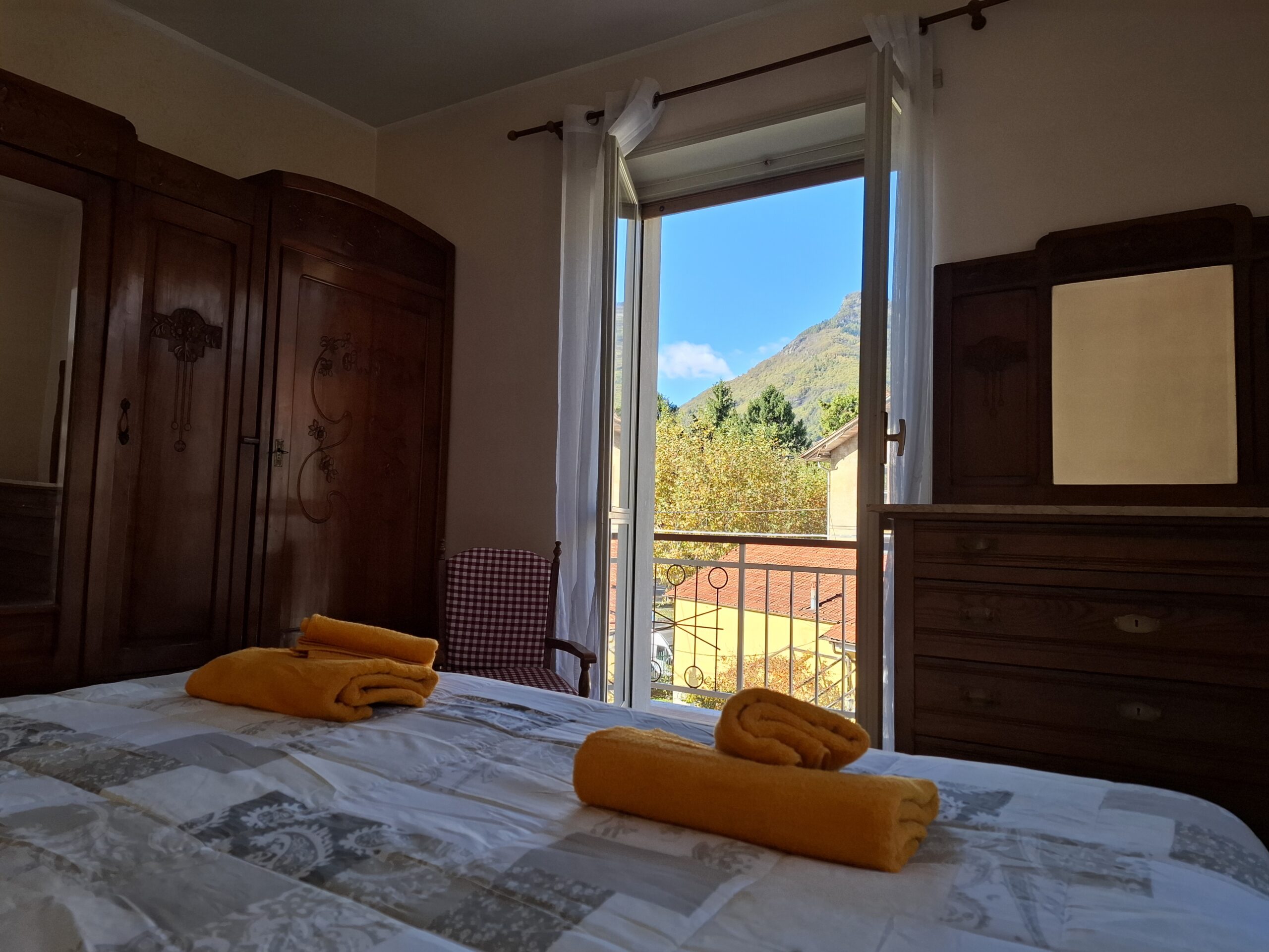 Camera da letto che offre una vista sul balcone