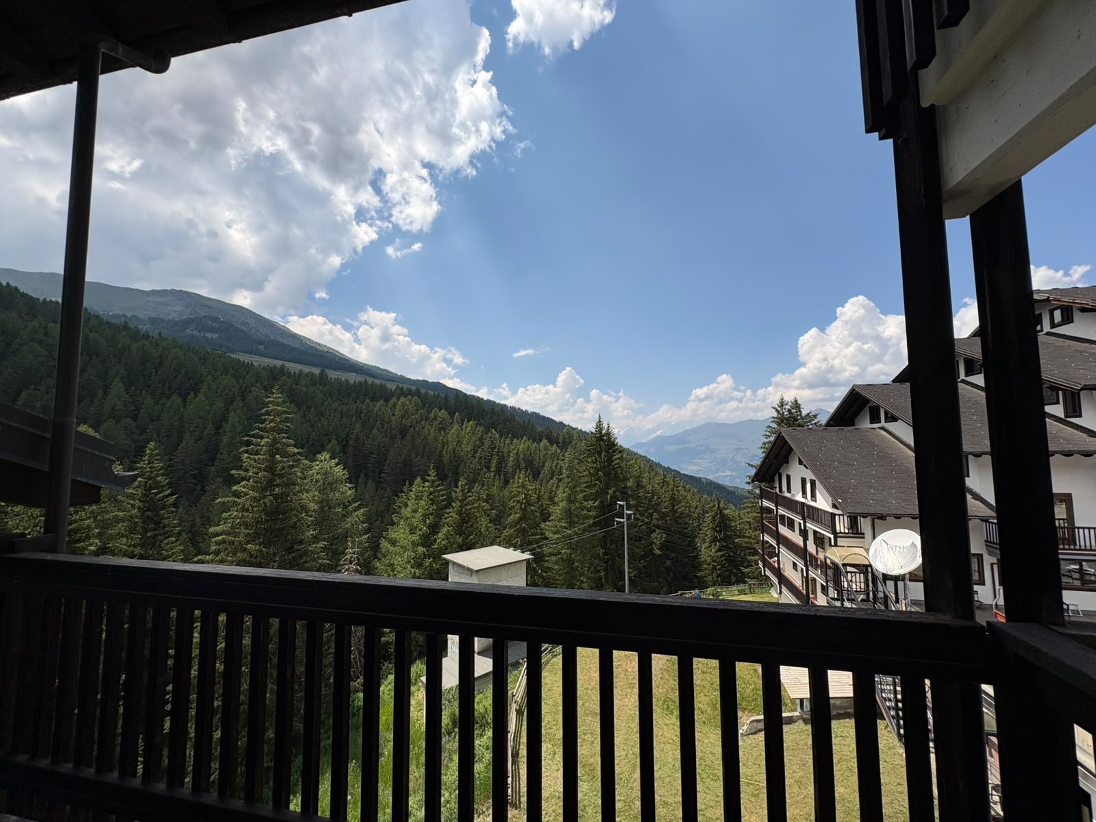 Dettaglio degli interni accoglienti e rifiniture in stile montano dell'appartamento a Pila