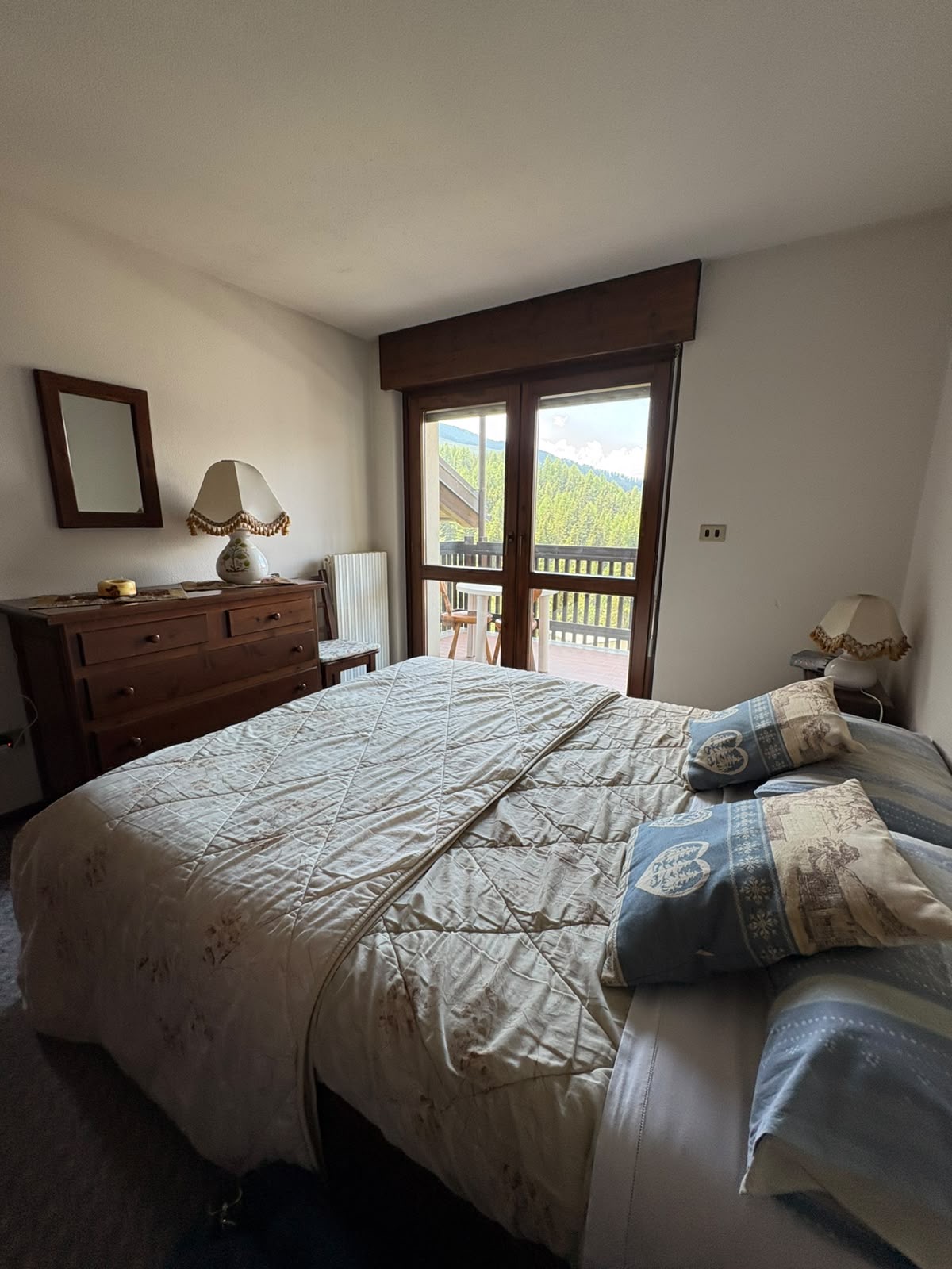Camera da letto luminosa con letto matrimoniale