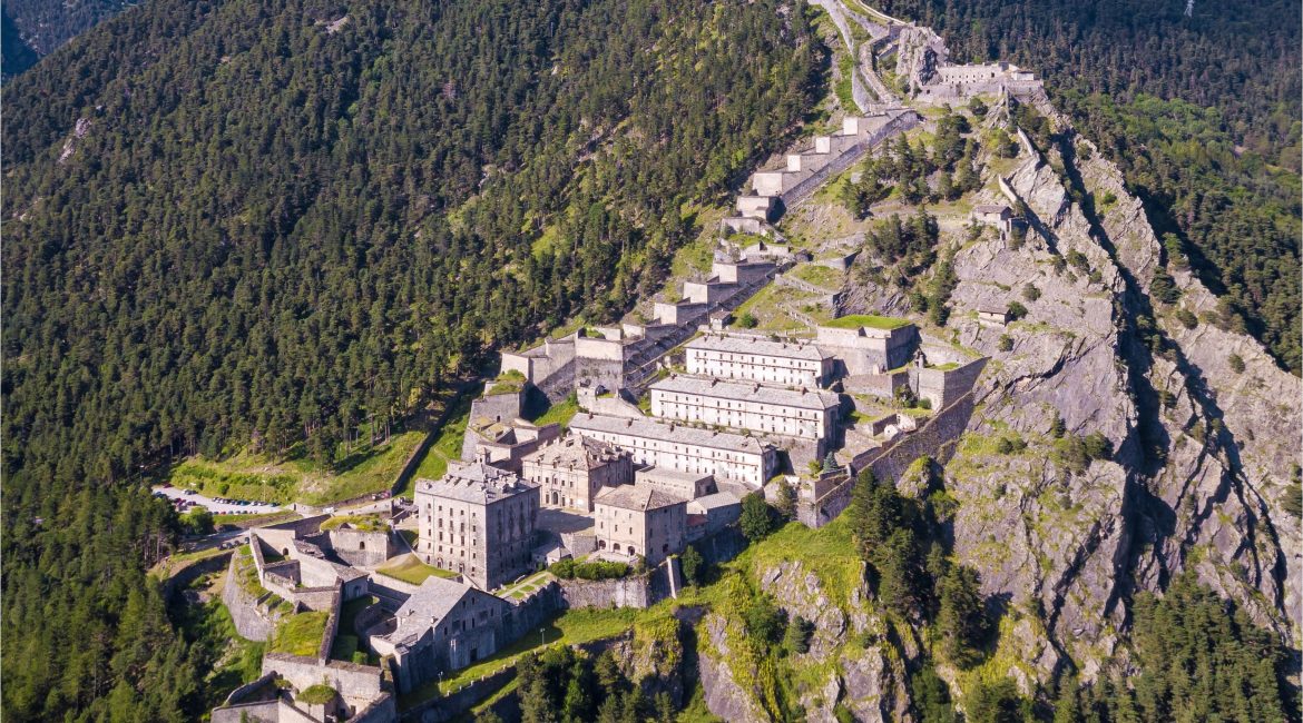 Dintorni Val Pellice: muraglia e bastioni del Forte di Fenestrelle in Val Chisone
