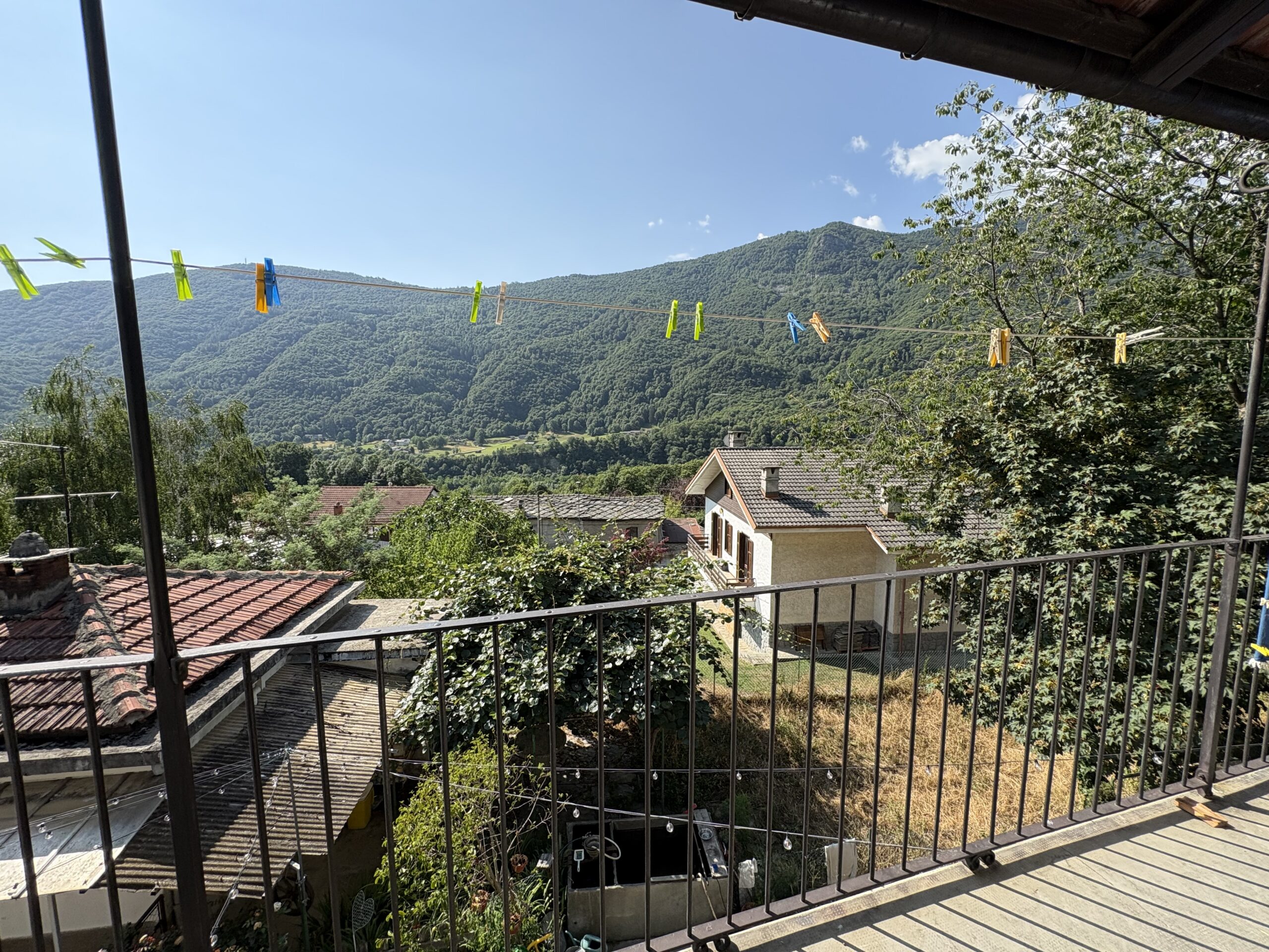 Ampio parco verde con piante antiche a Torre Pellice