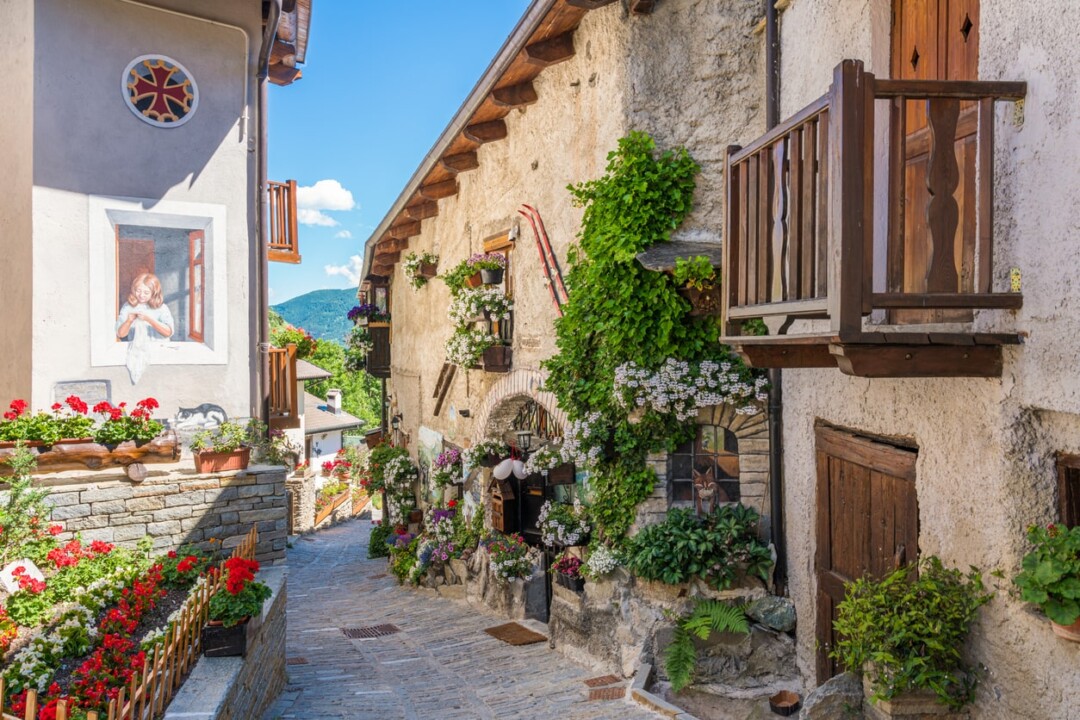 Borghi più belli d'Italia vicino a Torre Pellice: vicoli in pietra di Usseaux