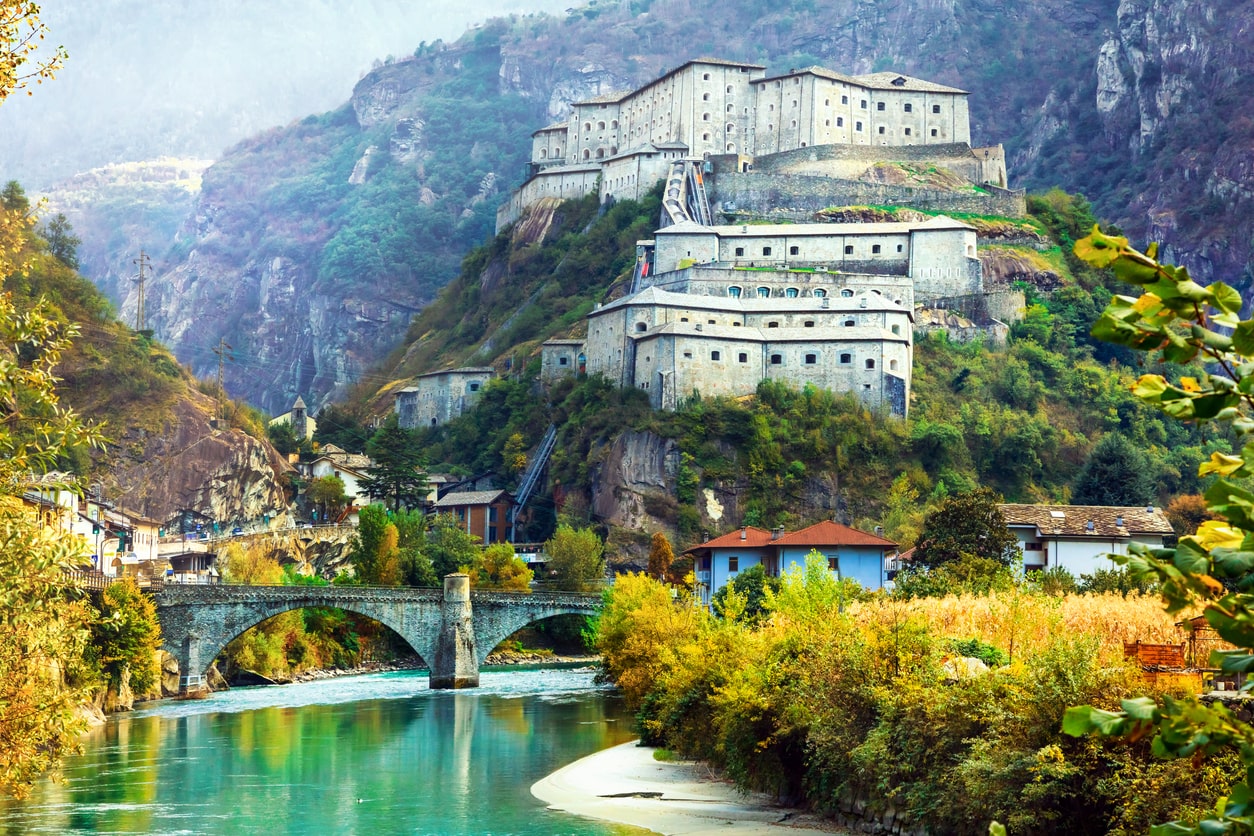 Forte di Bard e paesaggio alpino della Valle d'Aosta per affitti brevi e case vacanza
