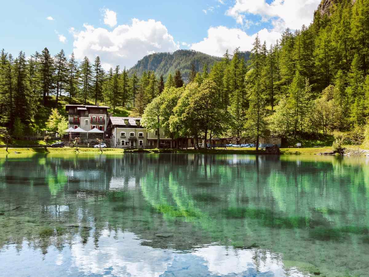 Lago del Laux: specchio d'acqua alpino nei dintorni della Val Pellice